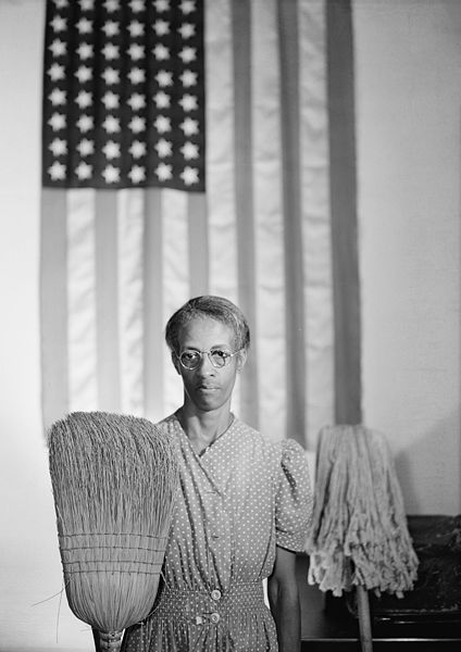 424px-gordon_parks_-_american_gothic.jpg
